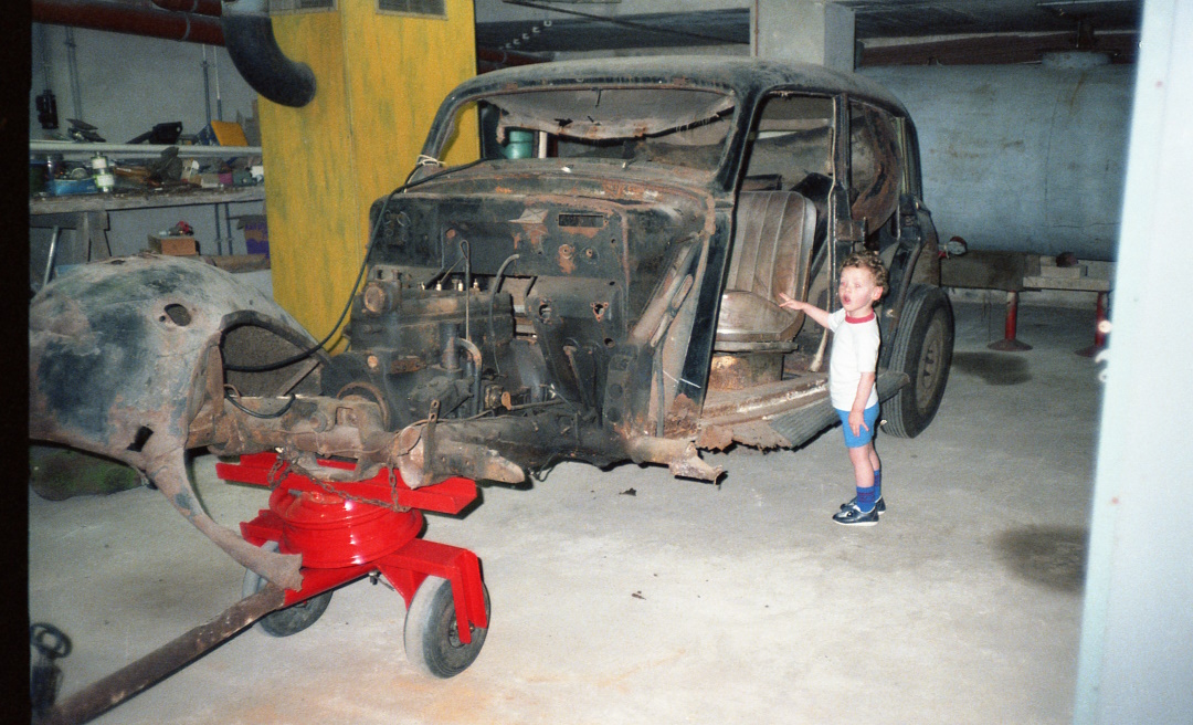 Links ziet u hoe het begon: als tweejarige peuter, onafscheidelijk van een autowrak dat destijds op z'n beste dagen wachtte. Het was mijn eerste kennismaking met de potentie van techniek en het respect voor wat 'oud' is.